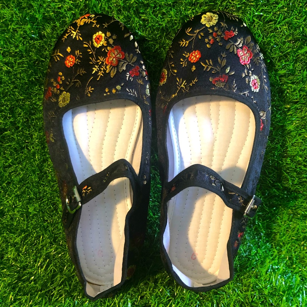 Urban Outfitters Womens - Nin Hao Chinese Slippers
